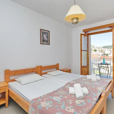 Dolphin Skopelos stad