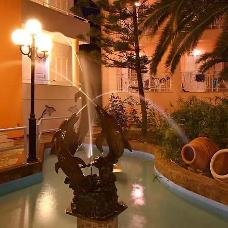 Dolphin Skopelos stad
